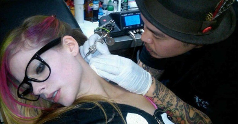 Тату на шее у Avril Lavigne