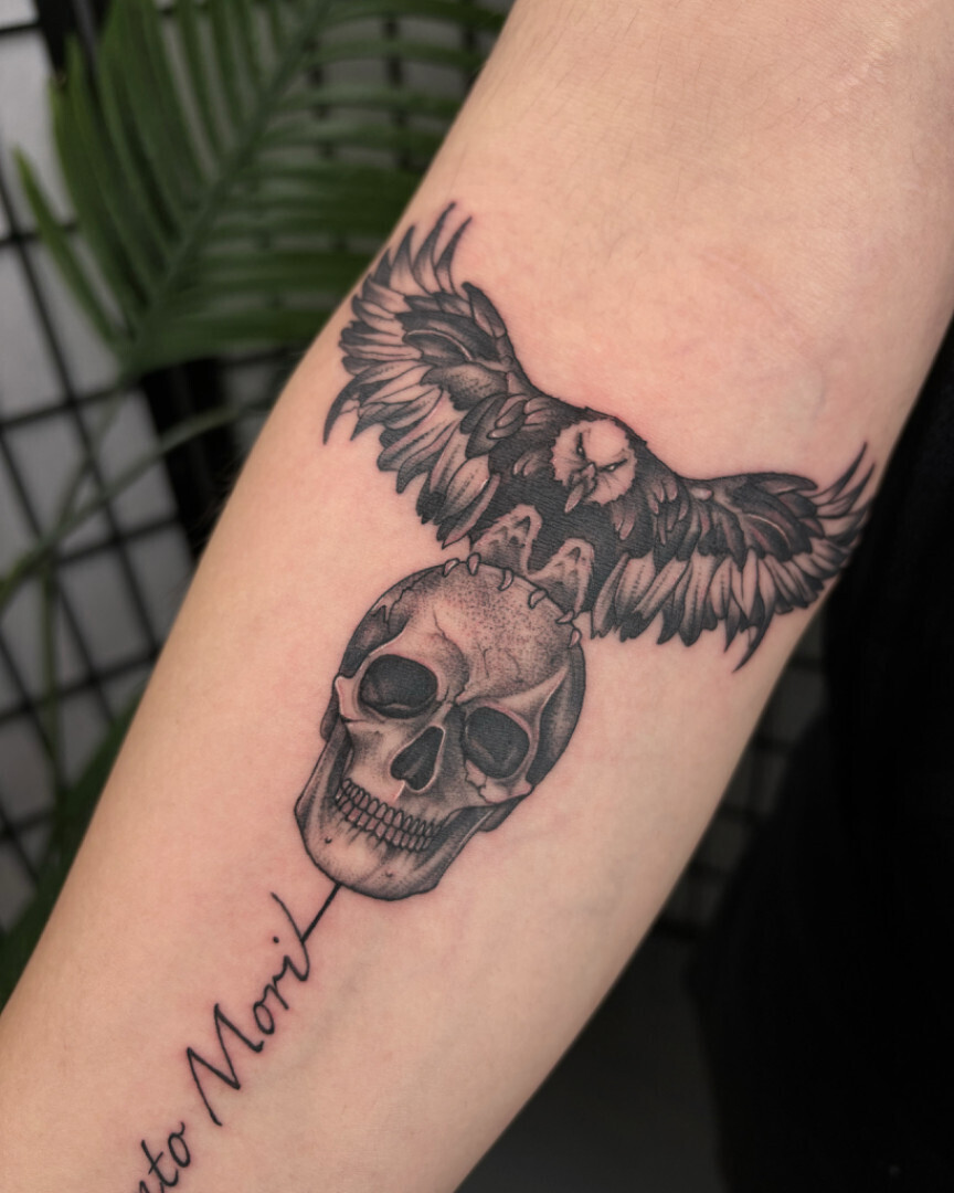 Тату черепа с орлом и надписью Memento Mori в стиле реализм