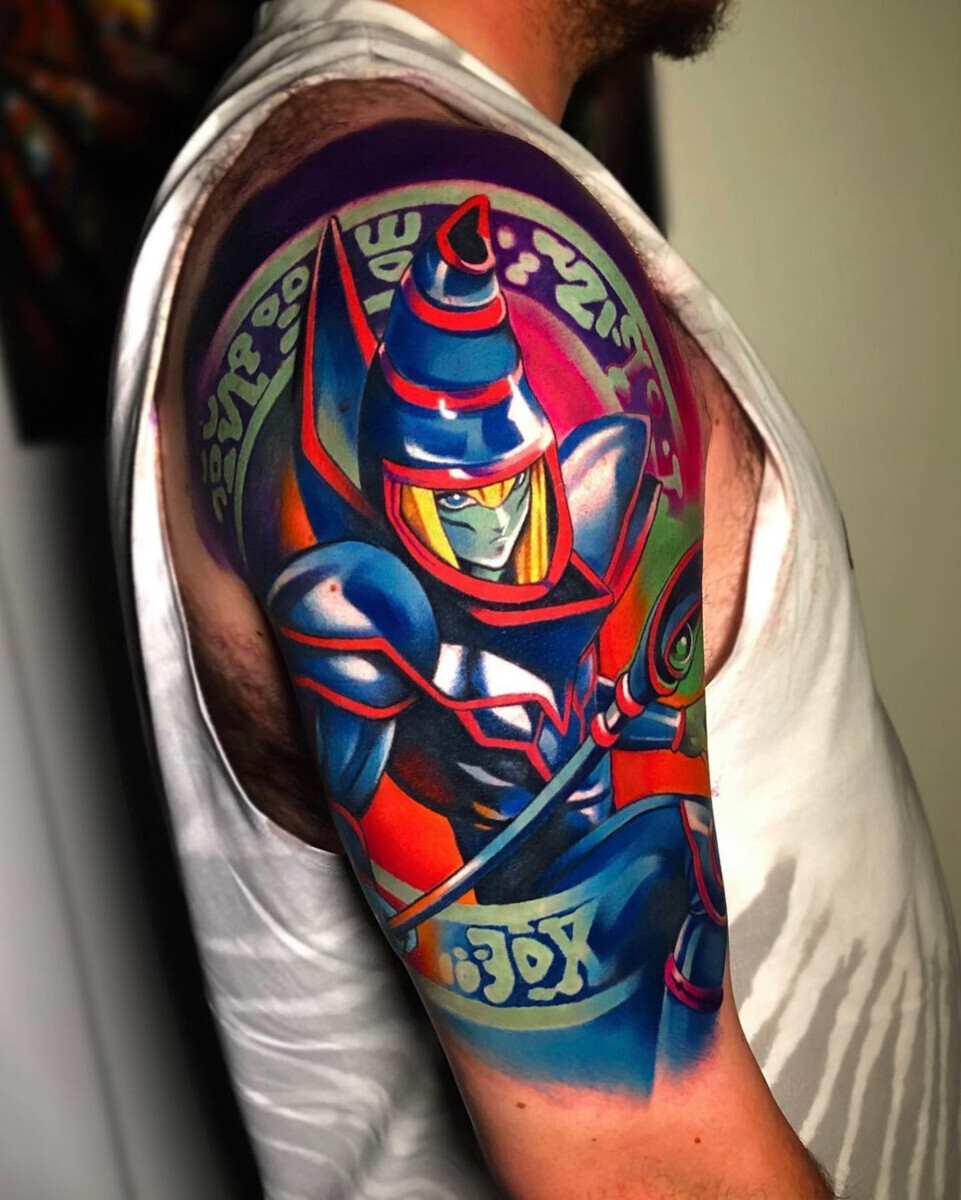 Цветная татуировка Темный Маг из аниме Yu-Gi-Oh на плече