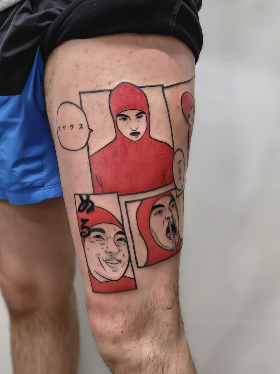 Татуировка с персонажем Pink Guy в стиле комикса на бедре