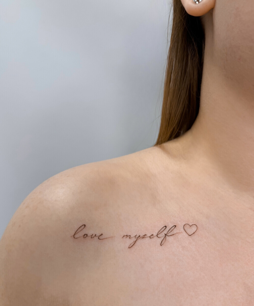 Миниатюрная татуировка надписи Love myself с сердечком на ключице