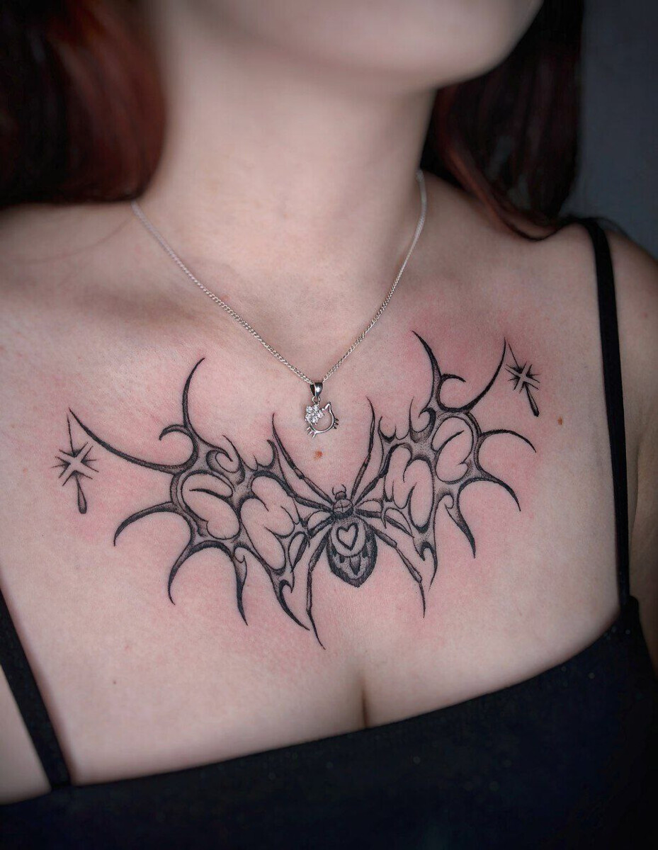 Татуировка на груди: паук в стиле трайбл