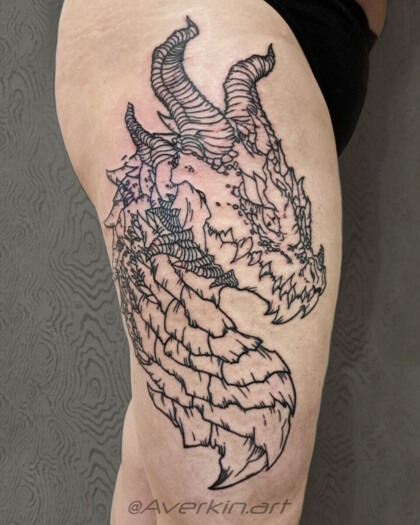 Контурная татуировка головы дракона на бедре