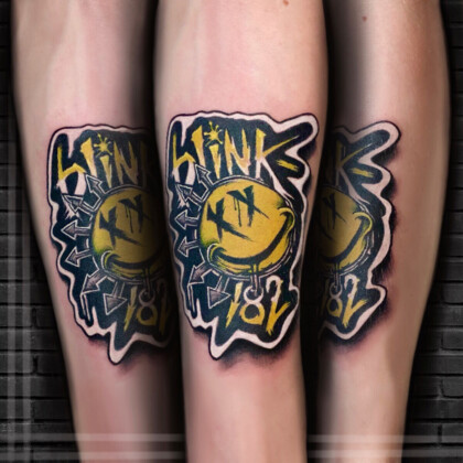 Цветная татуировка Blink-182 в стиле граффити на предплечье