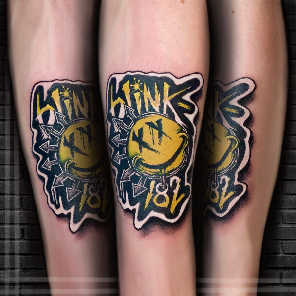 Цветная татуировка Blink-182 в стиле граффити на предплечье