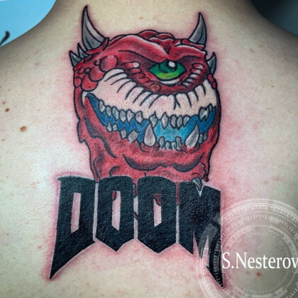 Цветная татуировка на спине — Какодемон и логотип игры DOOM