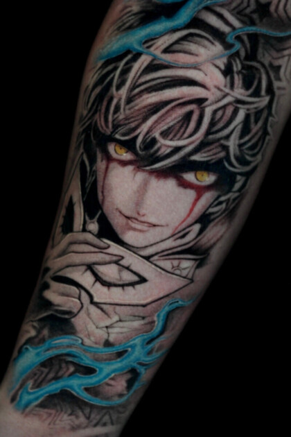 Цветная татуировка в стиле аниме на предплечье — персонаж Джокер из Persona 5