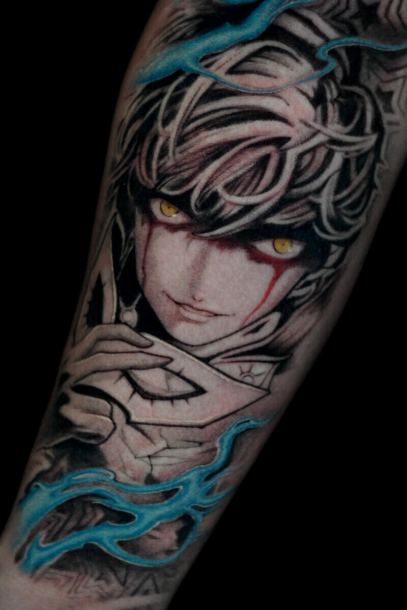Цветная татуировка в стиле аниме на предплечье — персонаж Джокер из Persona 5