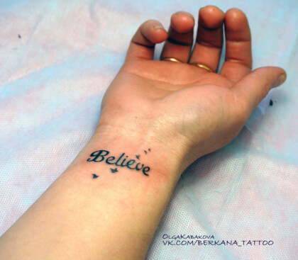 Тату надпись Believe с птицами на запястье