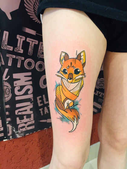Цветная татуировка лисы в стиле скетч на бедре