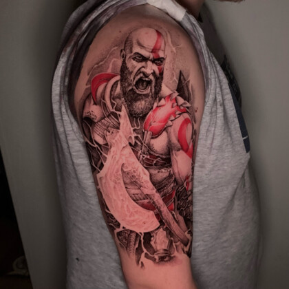 Реалистичная татуировка Кратоса из God of War на плече