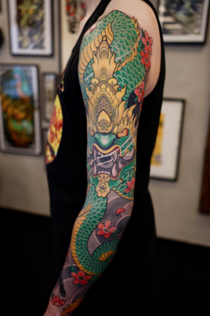 Цветная татуировка рукав в японском стиле с драконом и цветами