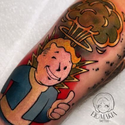 Цветная татуировка Волт-Бой (Vault Boy) с ядерным взрывом в стиле нью скул