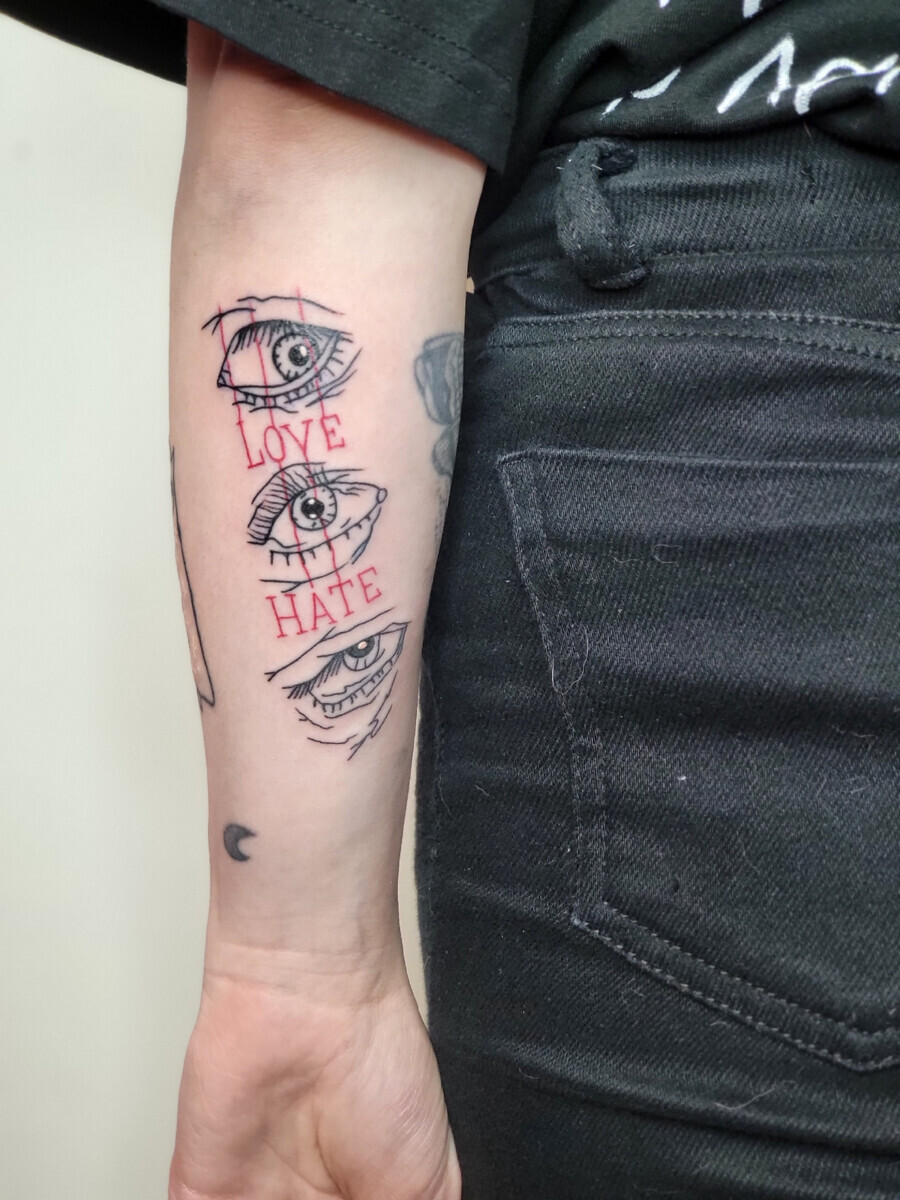 Тату на предплечье в стиле графика — глаза и надписи Love Hate