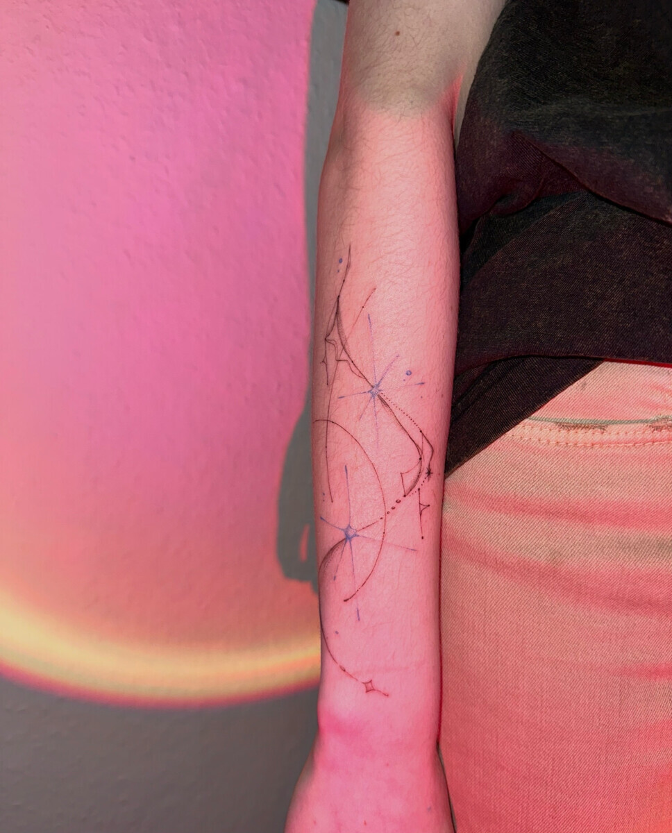 Татуировка в стиле абстракция и файнлайн на предплечье
