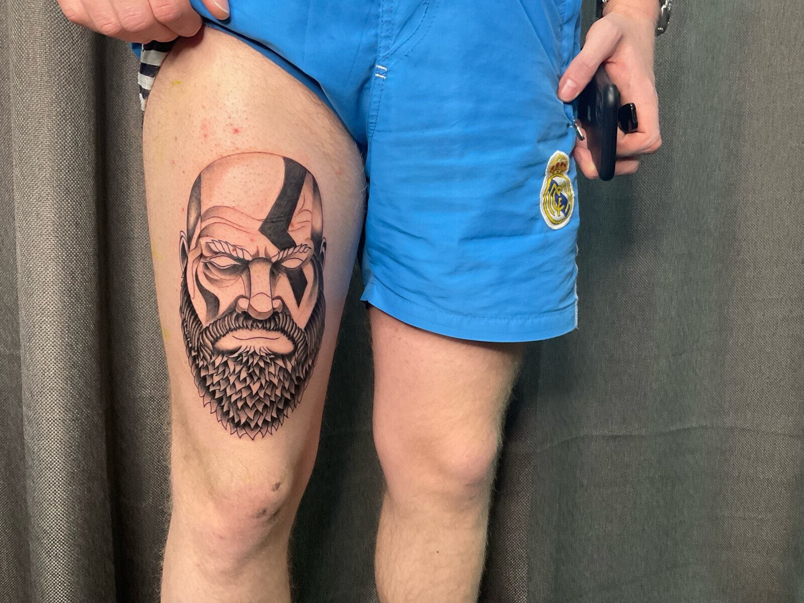 Татуировка Кратоса из God of War на бедре
