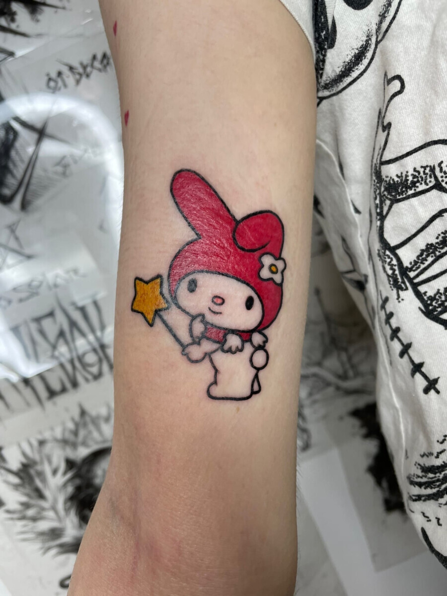 Цветная татуировка My Melody с волшебной палочкой на предплечье