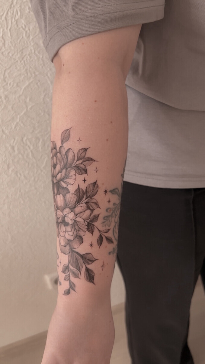 Татуировка пионов в стиле графика на предплечье – 2
