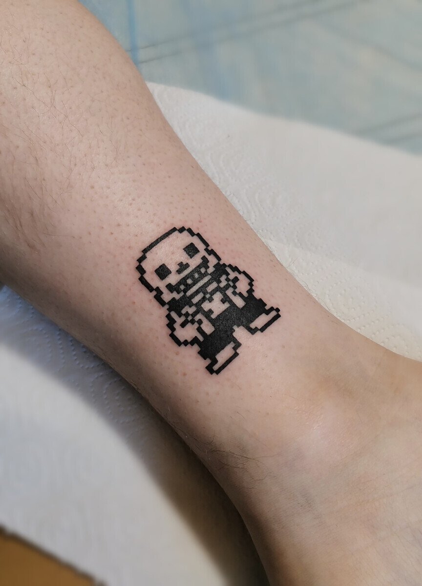 Татуировка Санс из Undertale в стиле пиксель-арт на ноге