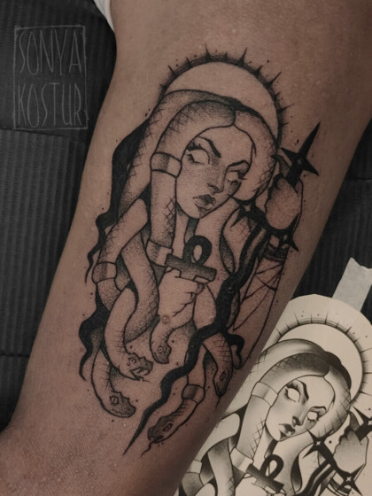 Татуировка Медузы Горгоны в стиле графика на бедре