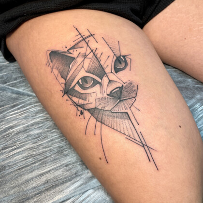 Тату кота в стиле геометрия на бедре
