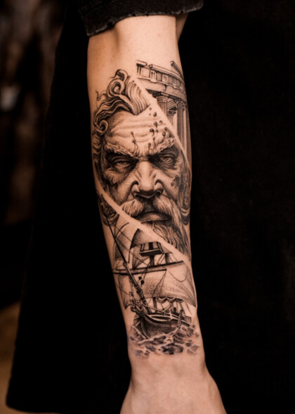 Тату в стиле реализм на предплечье: Посейдон, античный храм и корабль