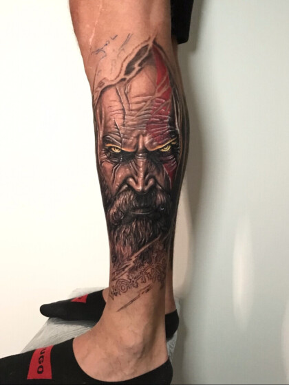 Татуировка Кратоса из God of War в стиле реализм на голени