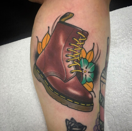 Татуировка ботинка Dr. Martens в стиле неотрадишнл