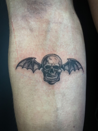 Татуировка Deathbat (череп с крыльями летучей мыши) на предплечье