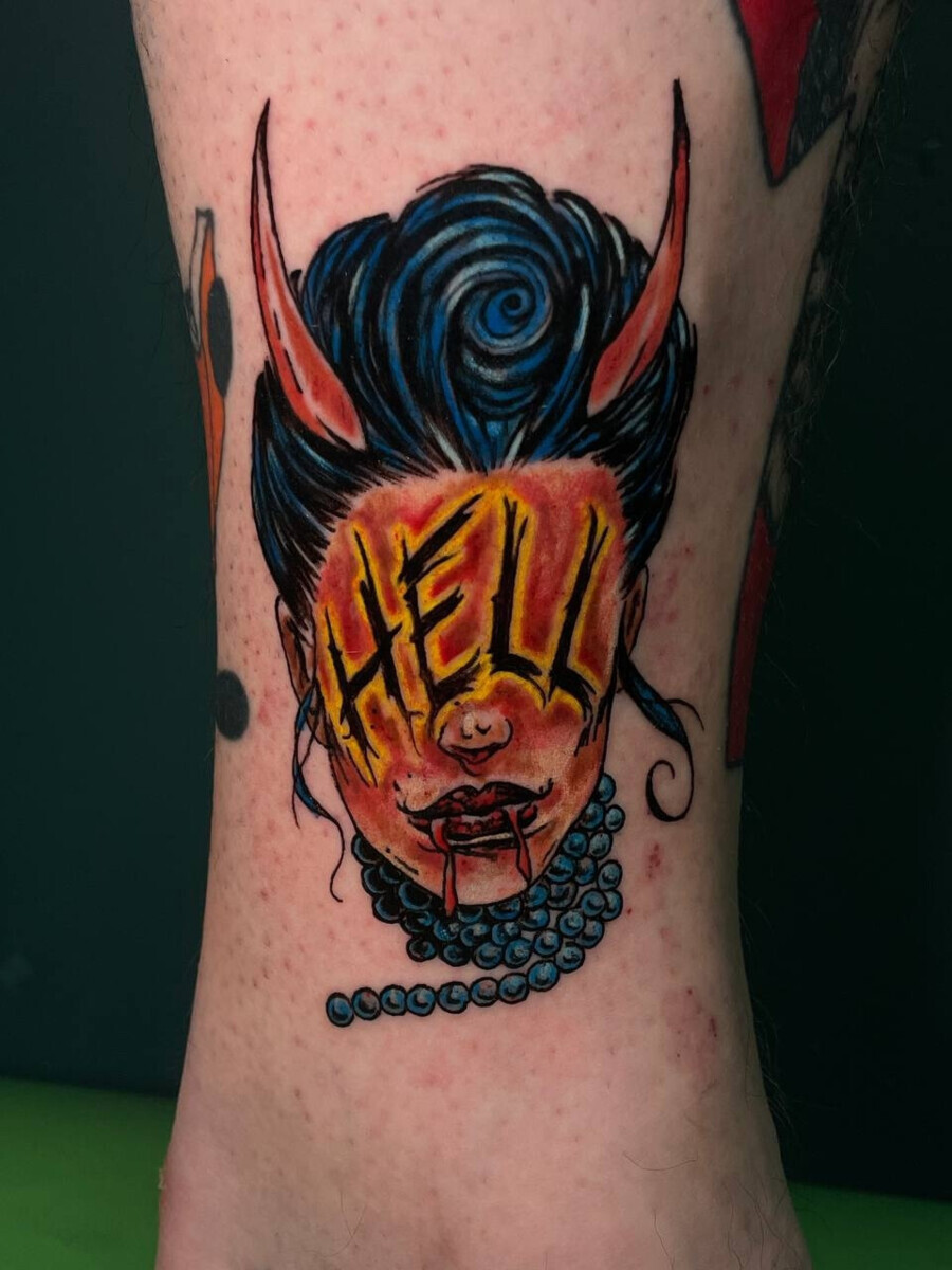 Цветная татуировка: голова девушки-демона с надписью Hell