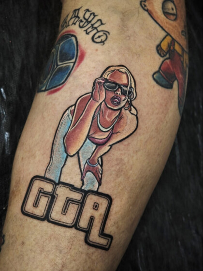Цветная татуировка на ноге по мотивам игры GTA