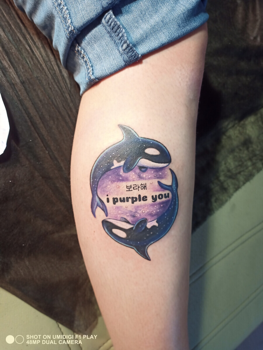 Цветная татуировка с китами и надписью I purple you на ноге