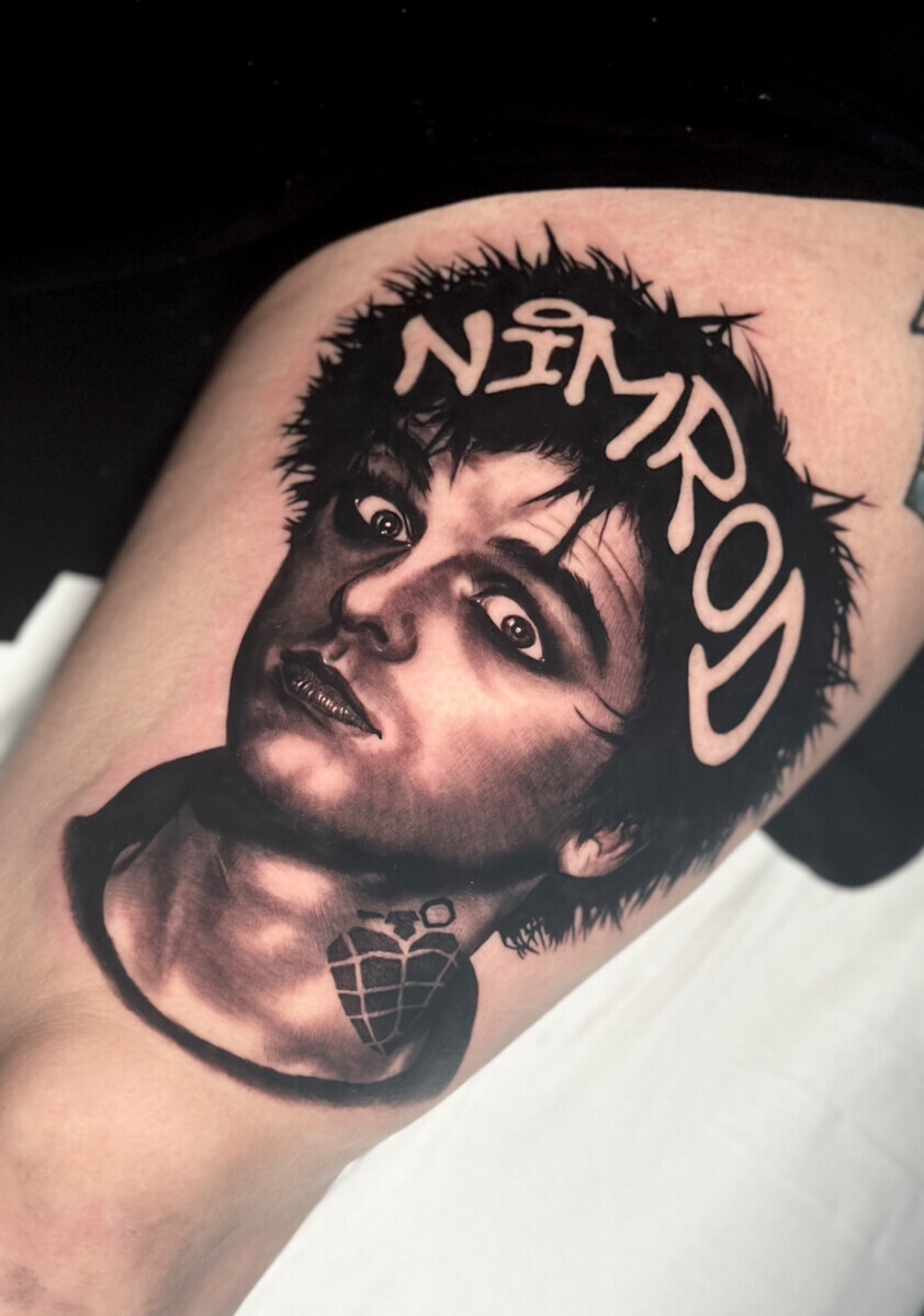 Тату портрет Билли Джо Армстронга (Green Day) в стиле реализм