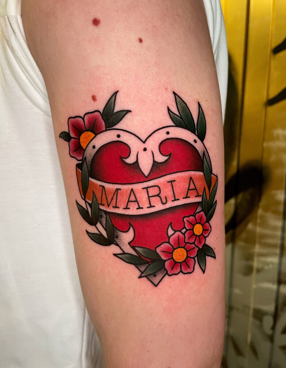 Цветная татуировка в стиле олд скул на плече — сердце с именем Maria и цветами