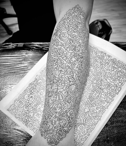 Татуировка на предплечье в стиле дудлинг (Doodle art)