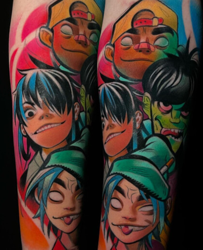 Цветная татуировка с персонажами группы Gorillaz на предплечье