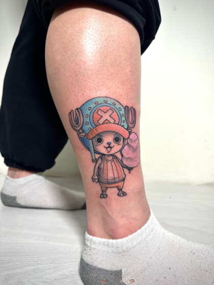 Цветная татуировка Тони Тони Чоппера из аниме One Piece на голени