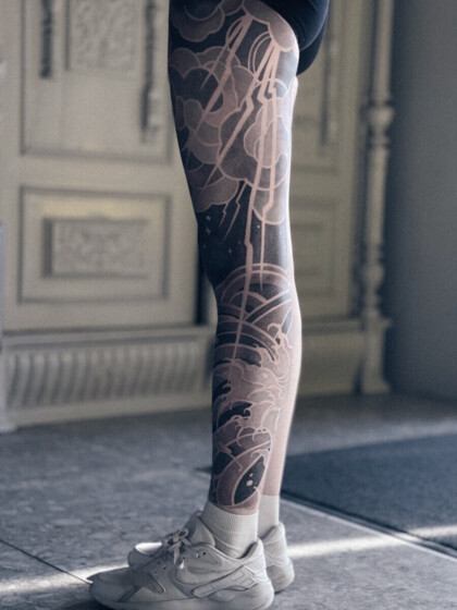 Татуировка на всю ногу в японском стиле – волны и облака