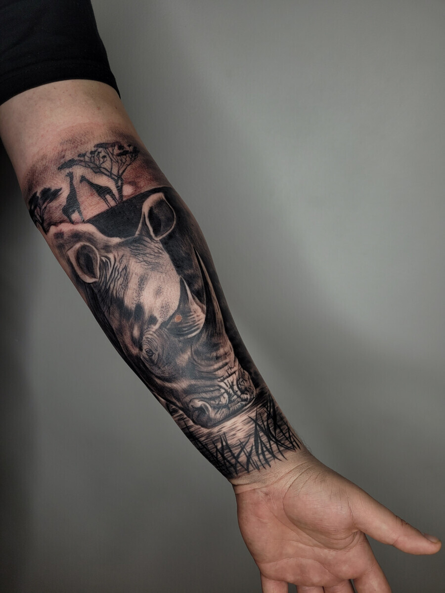 Реалистичная татуировка носорога на предплечье в стиле Black & Grey