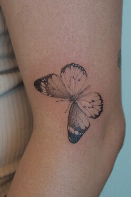 Татуировка бабочки в стиле микрореализм на руке