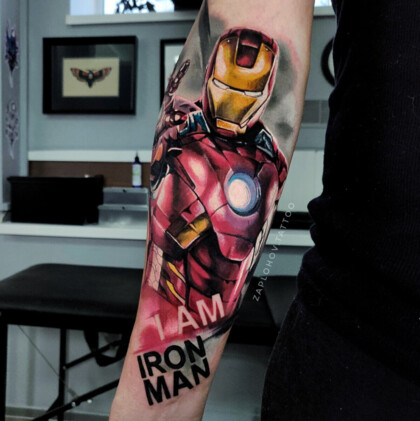 Цветная тату Железный Человек на предплечье с надписью I am Iron Man