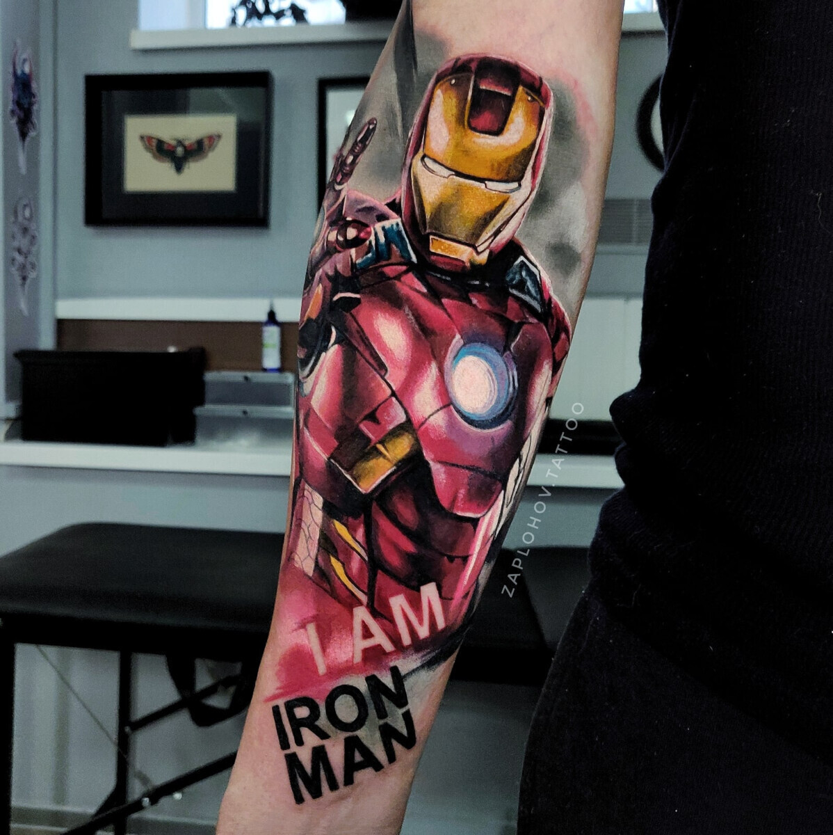 Цветная тату Железный Человек на предплечье с надписью I am Iron Man