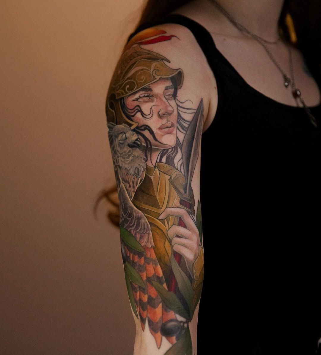 Цветная татуировка Афины с совой в стиле неотрадишнл на плече