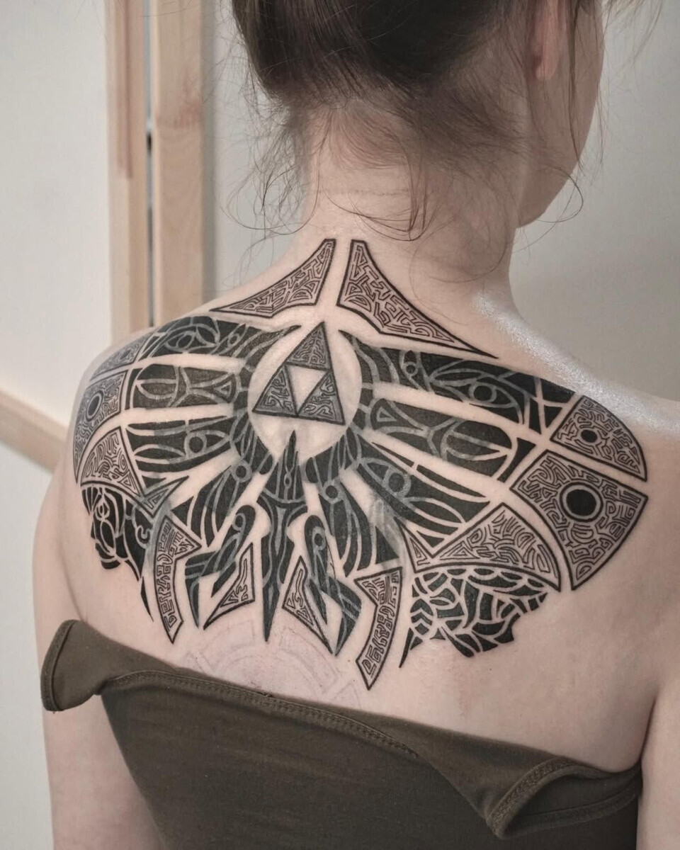Татуировка на спине по мотивам The Legend of Zelda: Трайфорс и герб Хайрула