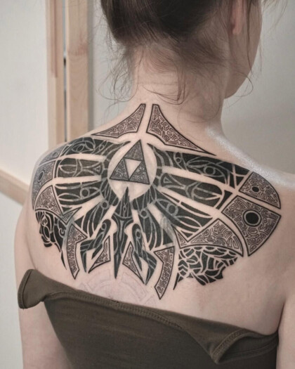 Татуировка на спине по мотивам The Legend of Zelda: Трайфорс и герб Хайрула