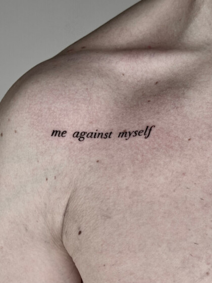 Минималистичная тату-надпись me against myself на ключице