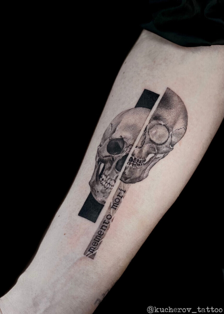 Татуировка черепа в стиле реализм с надписью Memento Mori на предплечье