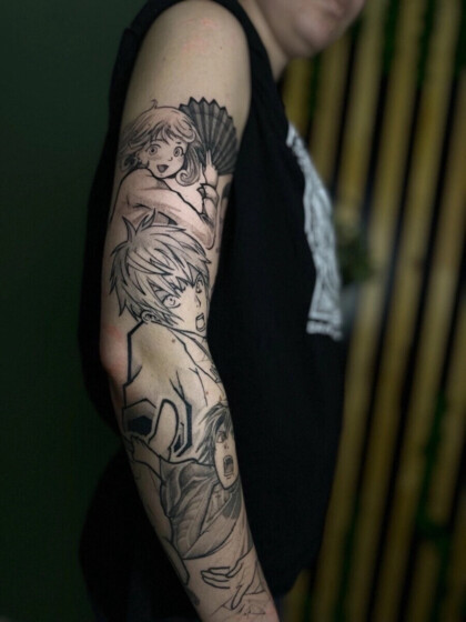 Татуировка в стиле аниме на плече и предплечье