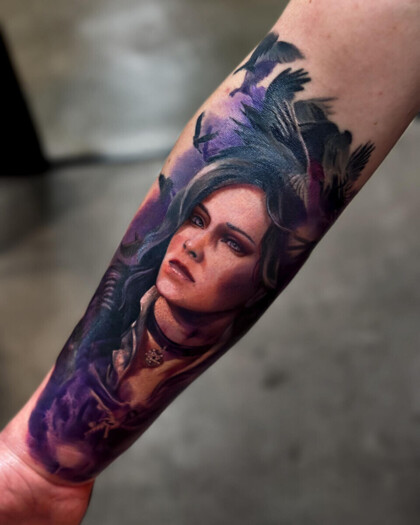 Цветная татуировка на предплечье — портрет Йеннифэр из Венгерберга в стиле реализм