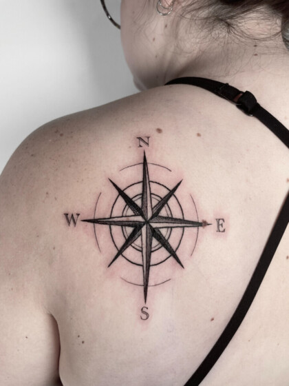 Татуировка розы ветров в стиле графика на лопатке